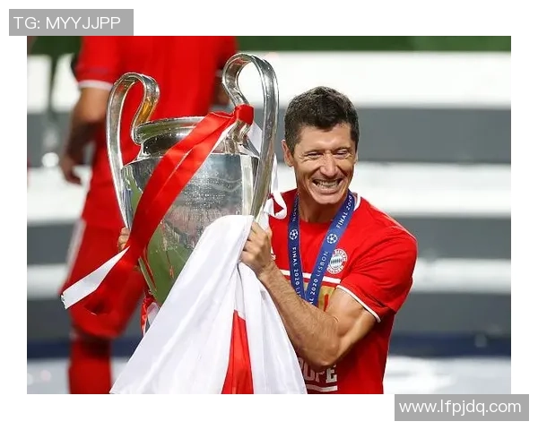 莱万在欧冠赛场火力全开10场12球领跑射手榜金靴指日可待